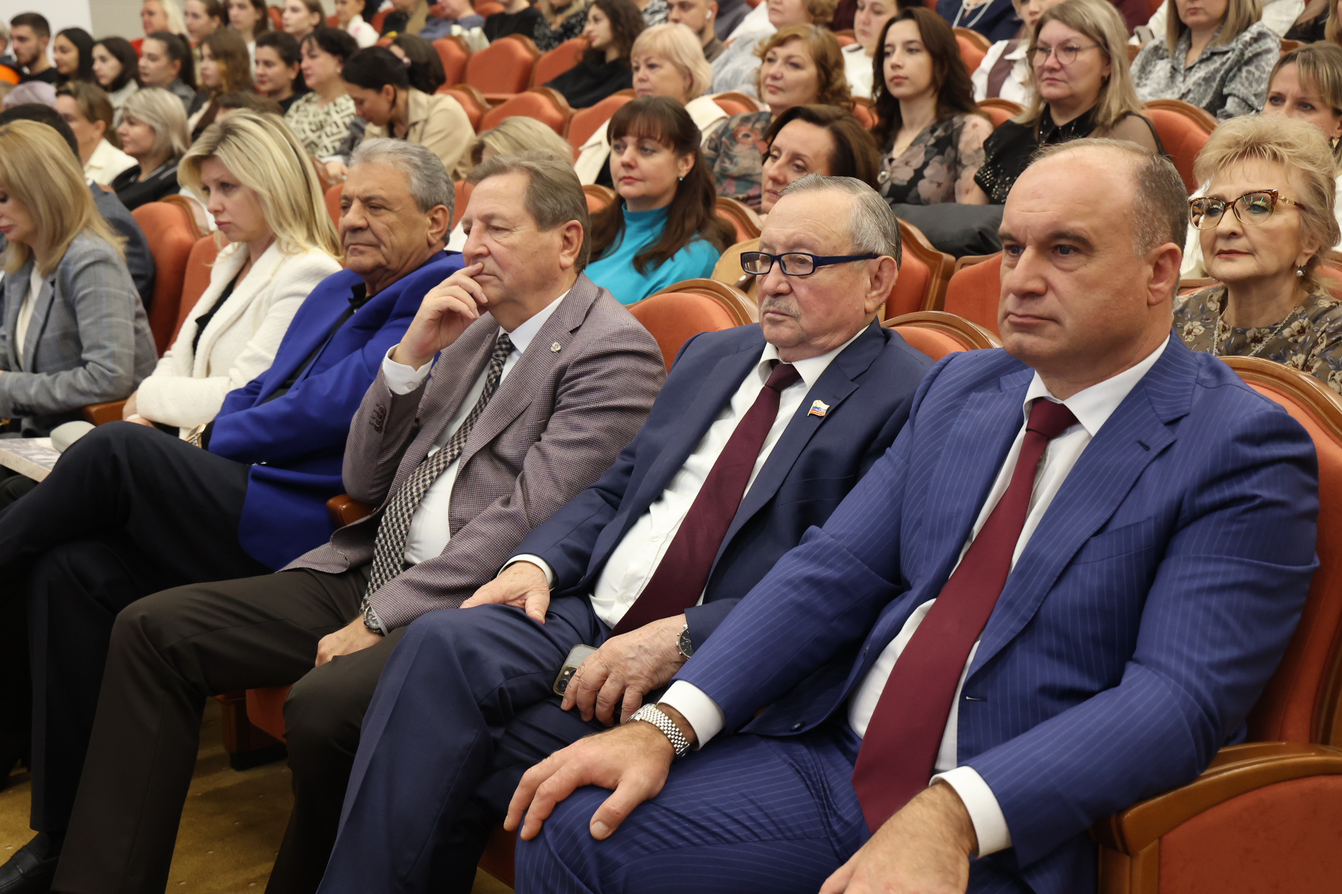 Николай Великдань поздравил с 80-летием коллектив Ставропольского краевого клинического онкологического диспансера