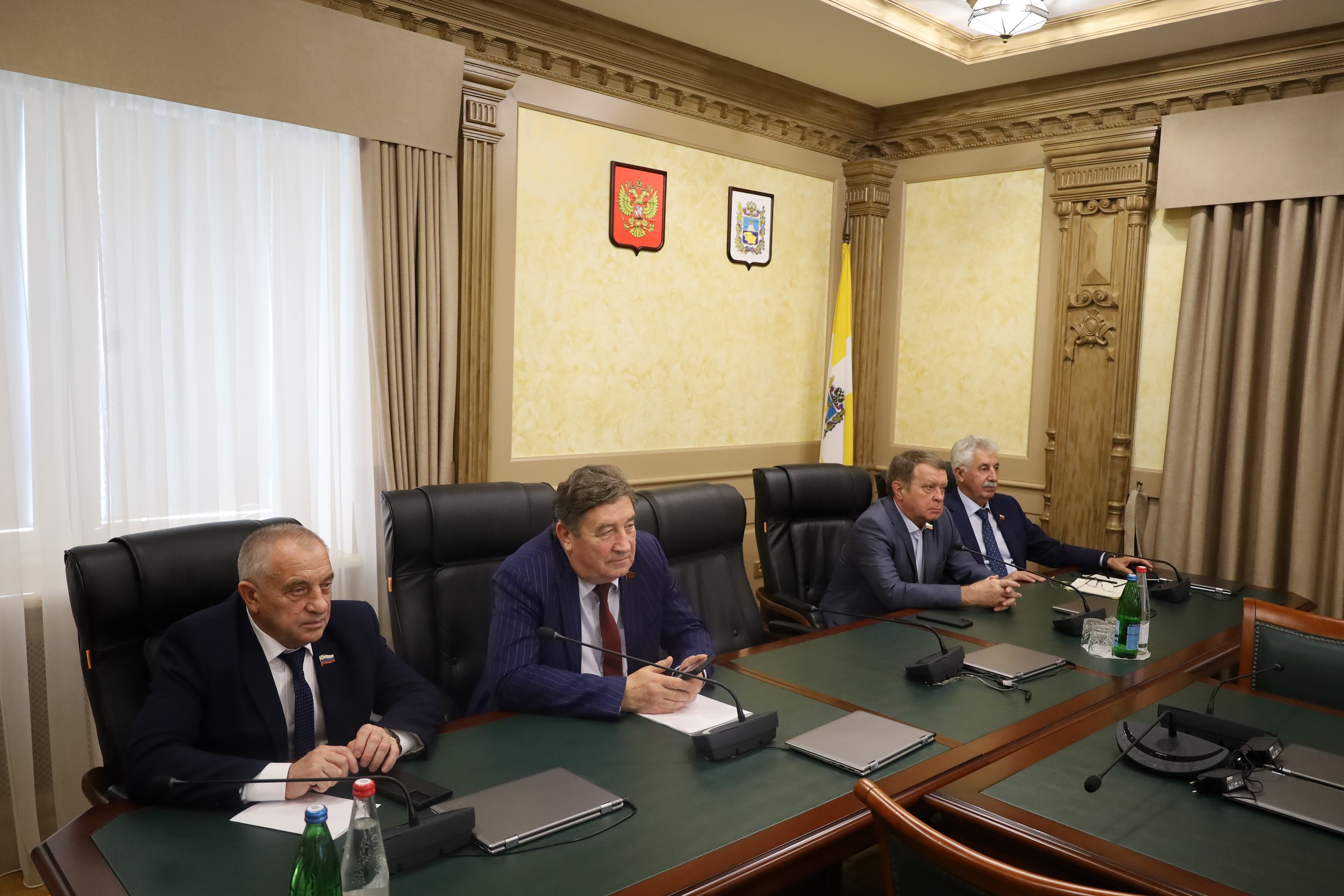 Краевые депутаты приняли участие в рассмотрении вопроса об основных направлениях единой денежно-кредитной политики на 2026-2028 годы в Госдуме