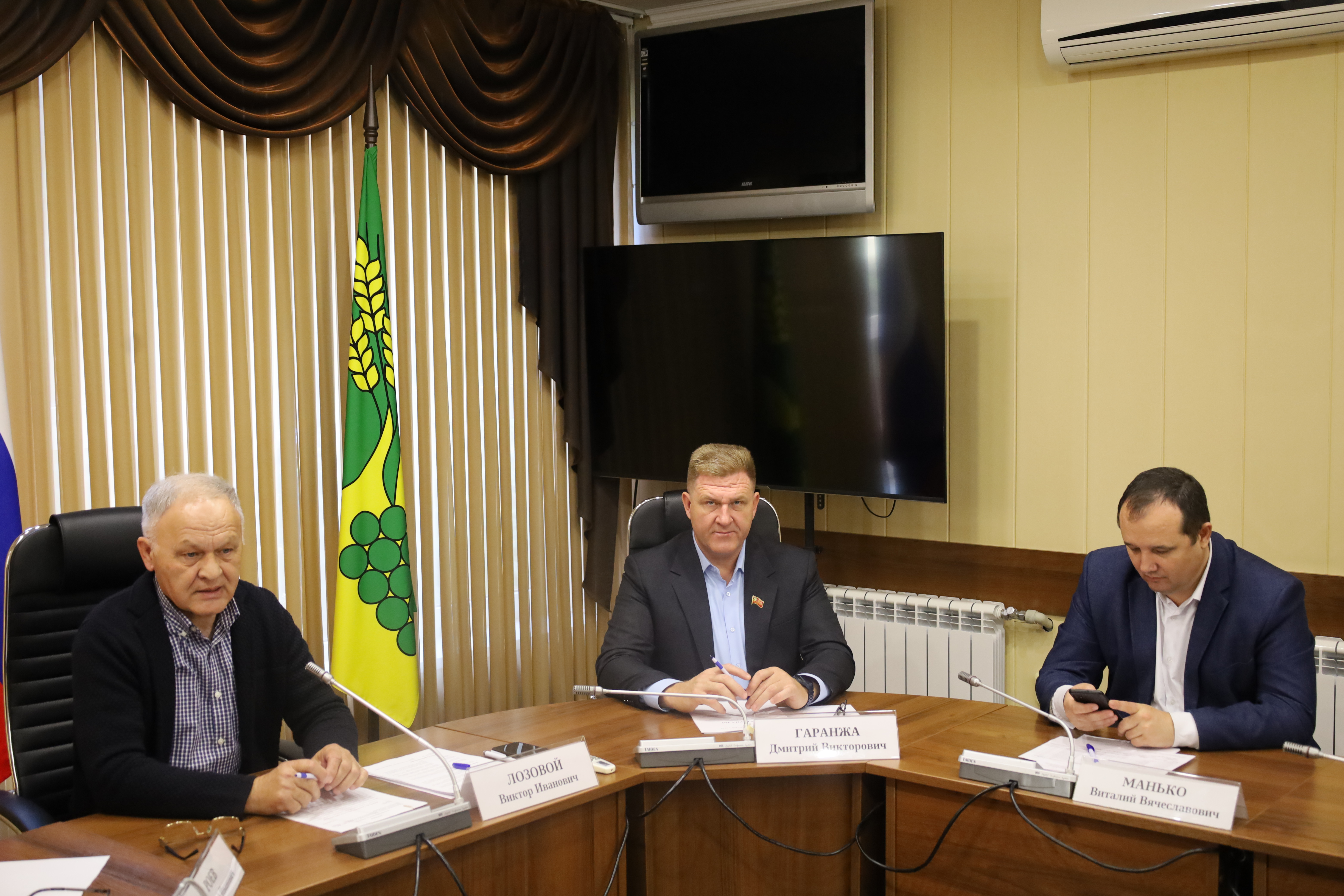 Депутаты держат на особом контроле проведение капремонта в восточных районах края и ситуацию с вывозом ТКО