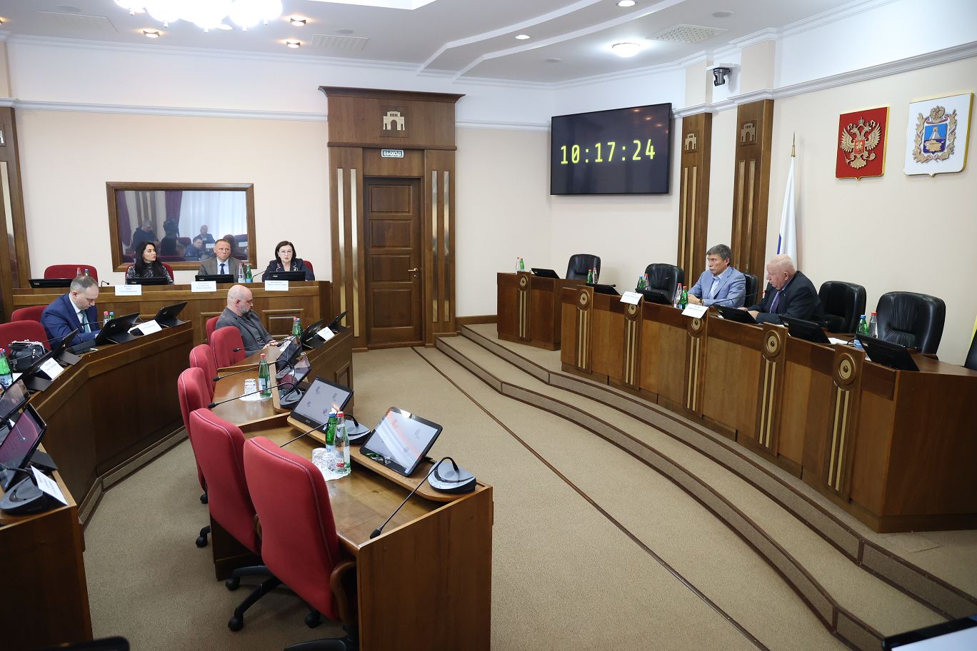 Краевые депутаты обсудили меры поддержки экономики в рамках рассмотрения проекта бюджета на 2026 и плановый период 2027 и 2028 годов