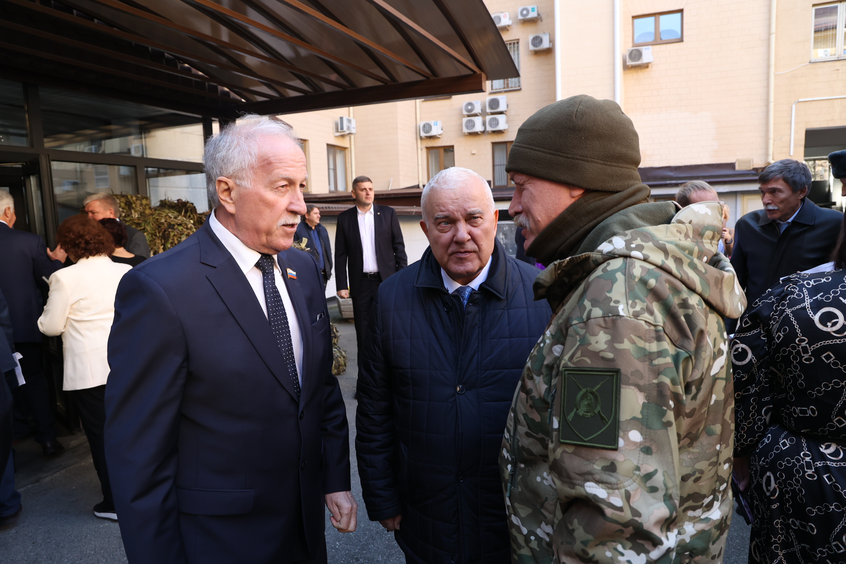 Депутаты краевой Думы передали гуманитарную помощь в зону СВО