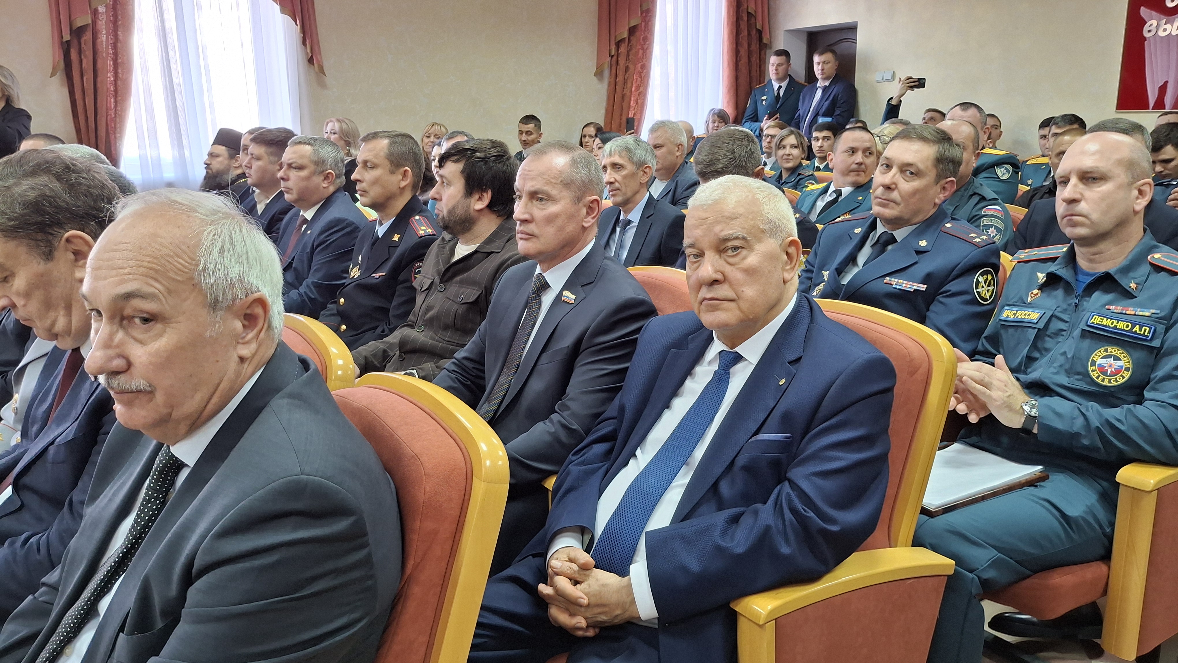 Спасатели Ставрополья принимают поздравления с 35-летием со дня образования МЧС России