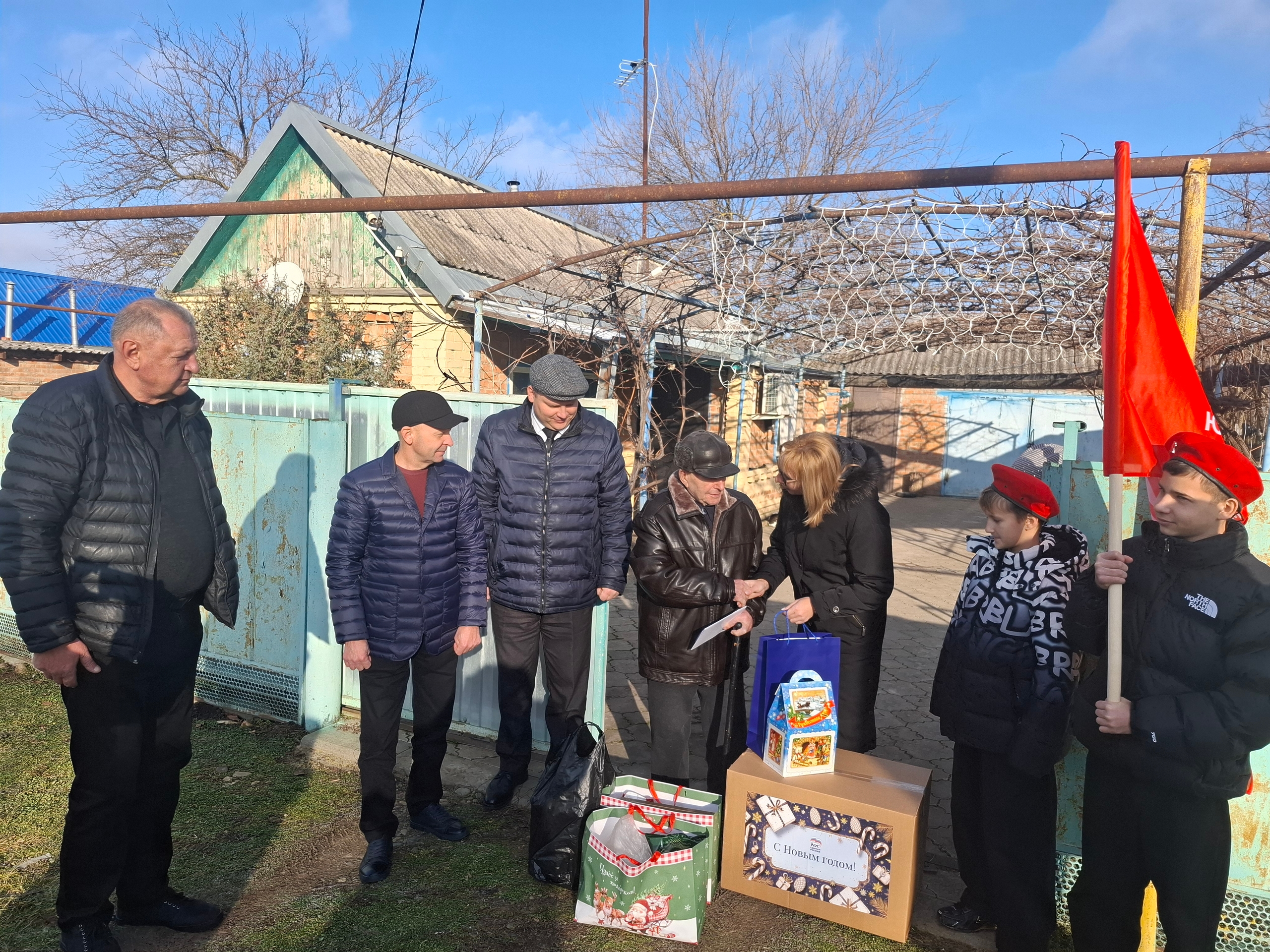 Депутаты краевой Думы поздравляют ветеранов Великой Отечественной войны с новогодними праздниками