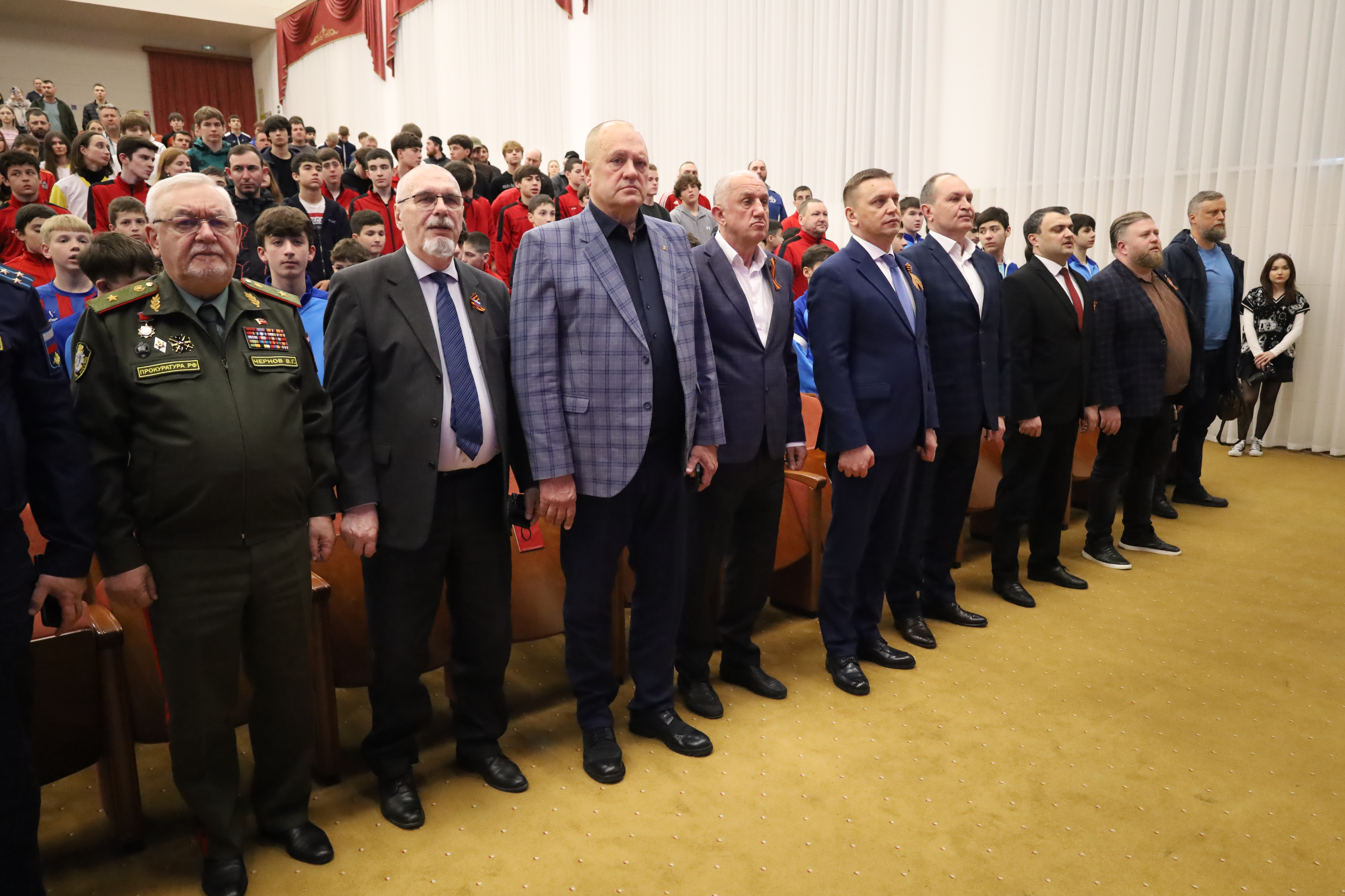 Краевые депутаты наградили победителей футбольного турнира памяти Владислава Духина
