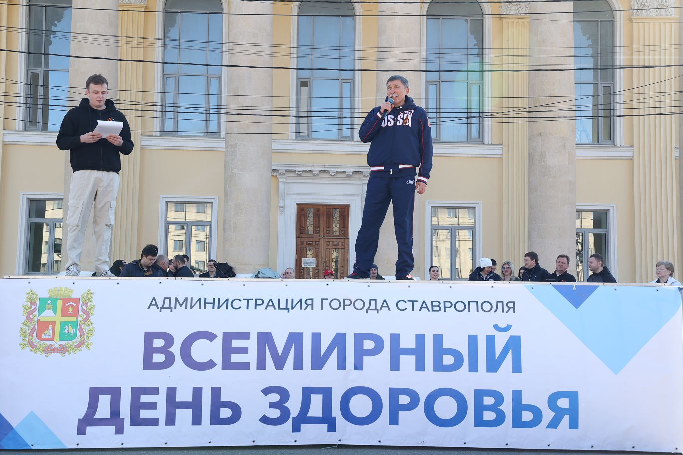 В День здоровья краевые депутаты вышли на общегородскую зарядку