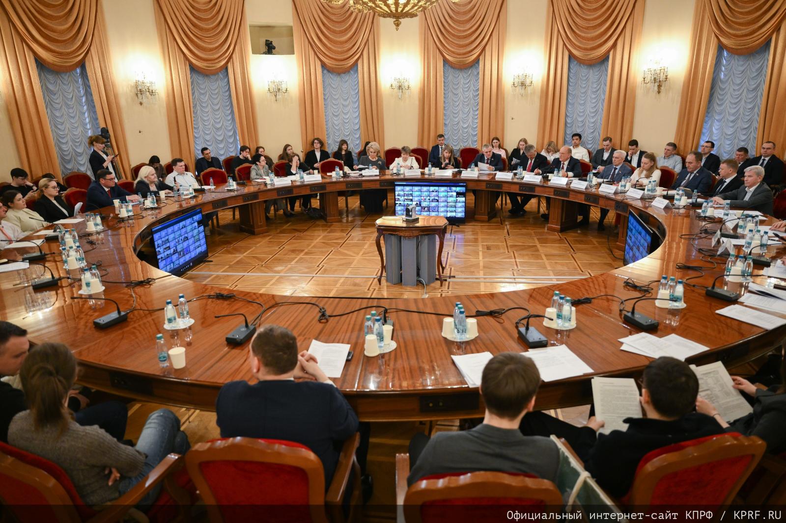 Вопросы льготного лекарственного обеспечения рассмотрены на круглом столе в Госдуме
