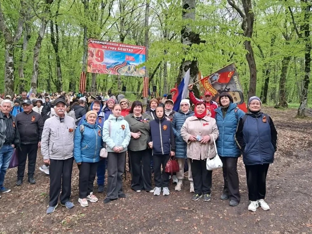 Знамя Победы развернули на вершине Бештау