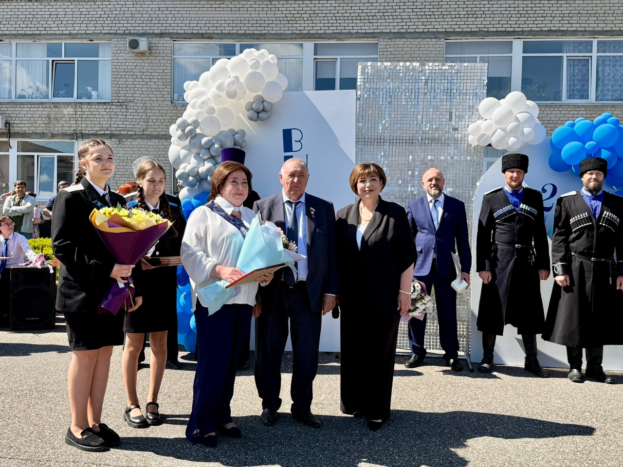 Краевые депутаты поздравили ставропольских выпускников с праздником Последнего звонка