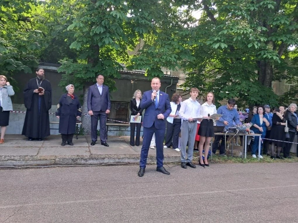 Краевые депутаты поздравили ставропольских выпускников с праздником Последнего звонка