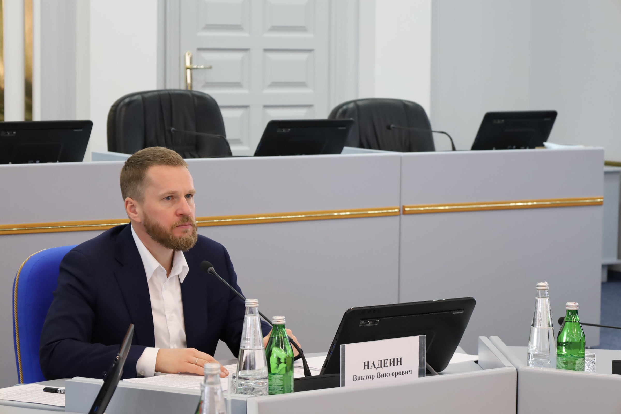 Депутаты работают над краевыми законами, регулирующими молодежную политику и соцподдержку детей-сирот