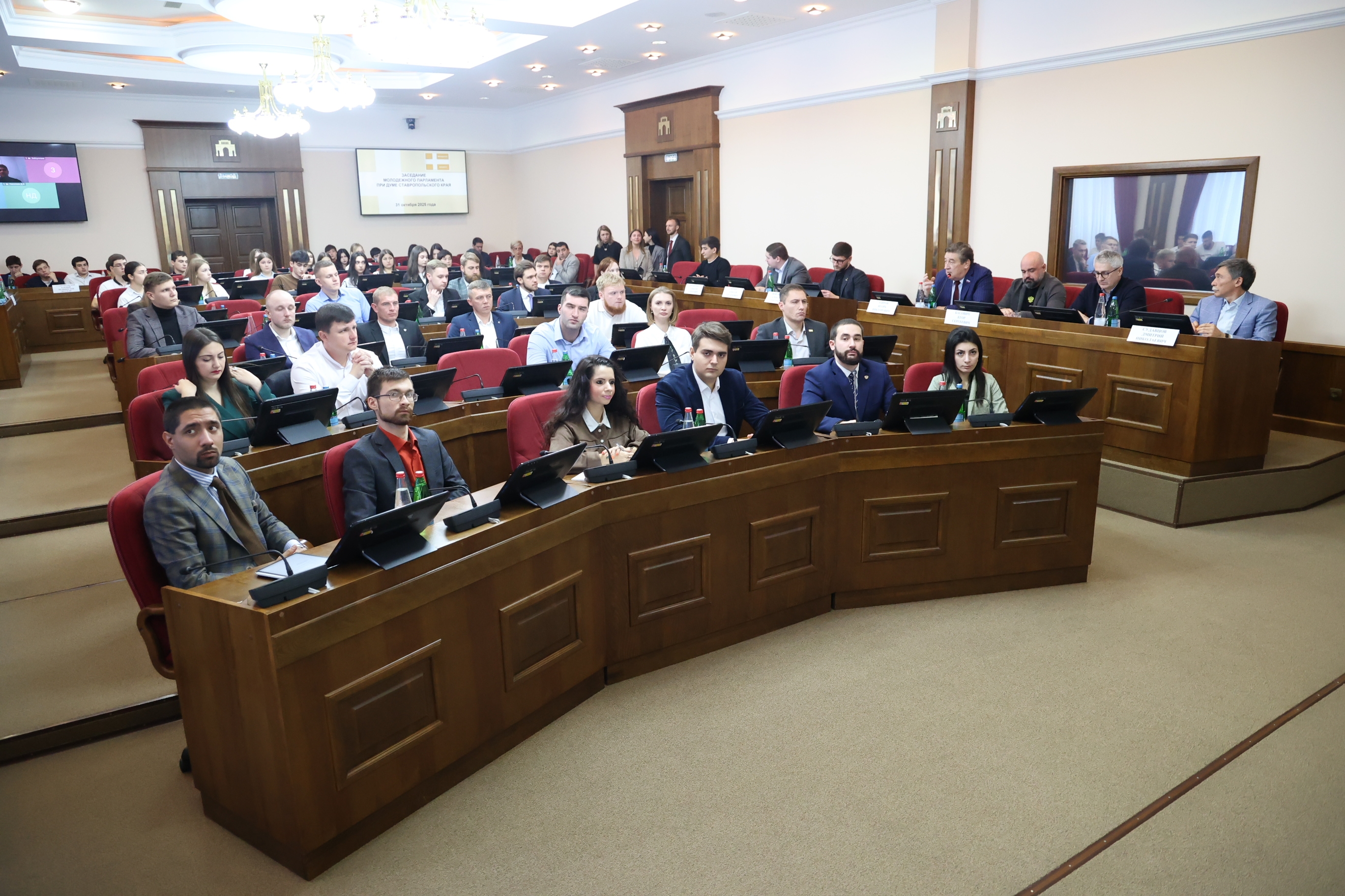 В Думе края члены Молодежного парламента обсудили итоги работы и прослушали лекцию, посвященную геополитике