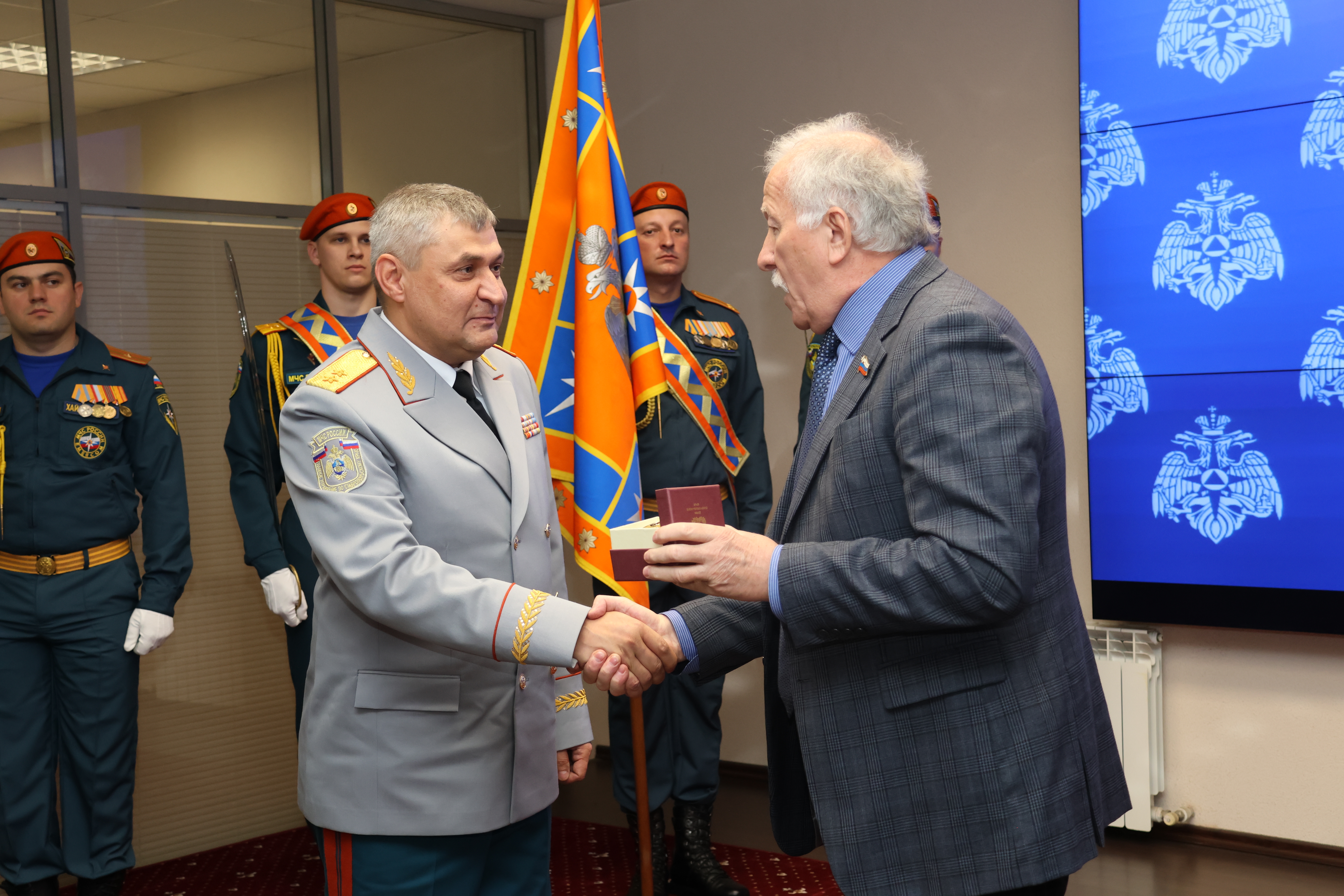 Николай Великдань поблагодарил за службу руководителя управления МЧС по Ставропольскому краю Владимира Кия