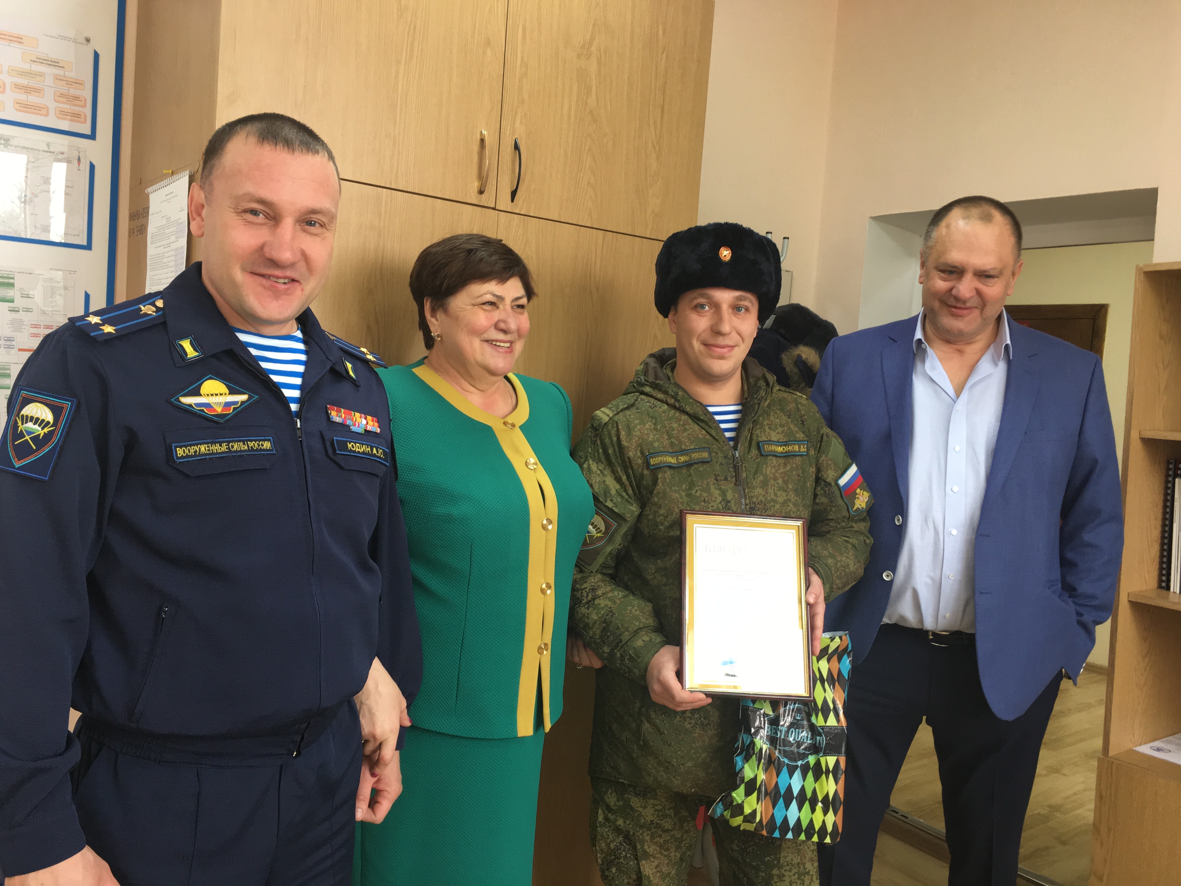 Поздравили воинов-десантников