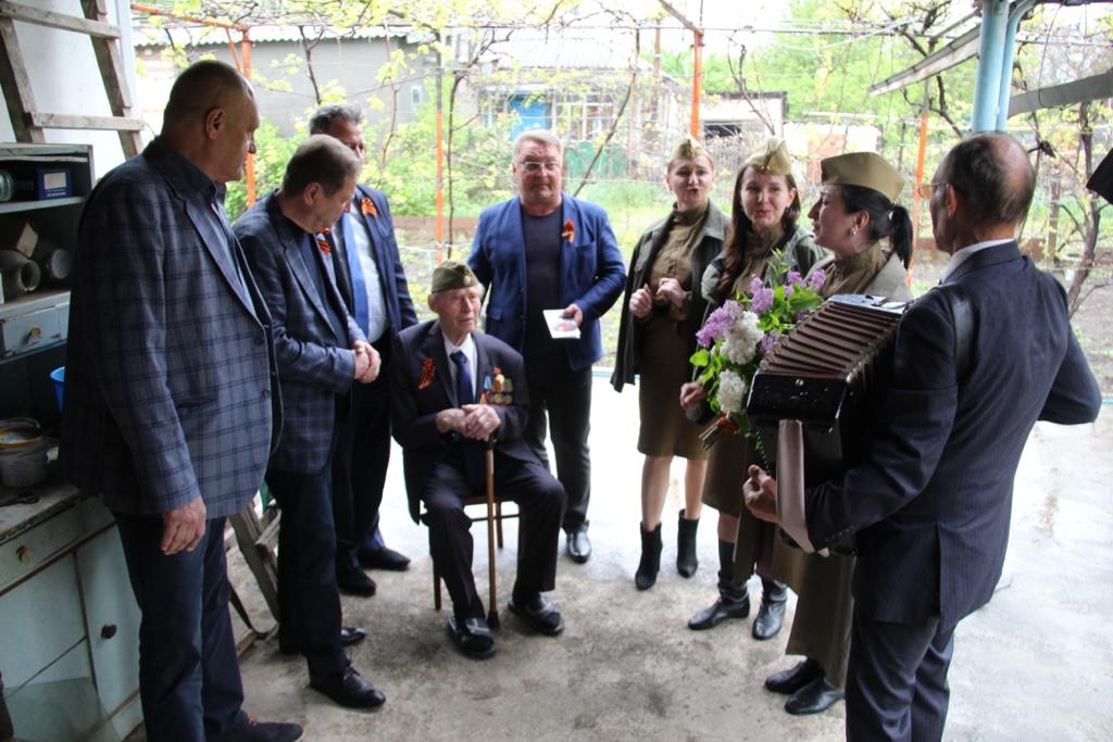 Краевые депутаты поздравляют ветеранов с наступающим Днём Победы