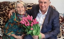 Игорь Андрющенко поздравил долгожительницу Арзгирского округа с Международным женским днём