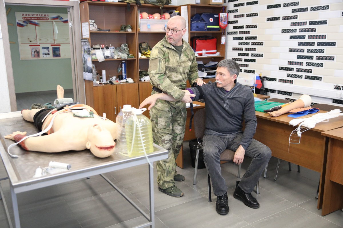 Краевые законодатели прошли обучение военно-медицинской подготовке в Центре имени Никиты Гусева