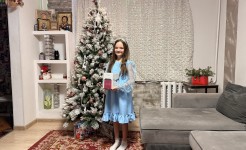 Даша с подарком у ёлочки