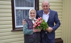 Игорь Андрющенко поздравил долгожительницу из села Дивного с наступающим Международным женским днём
