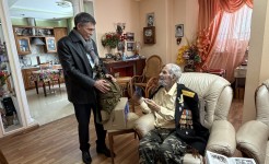 Дмитрий Судавцов поздравил с Днем Победы ветерана Великой Отечественной войны
