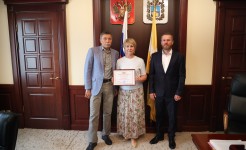 В краевой Думе наградили известного дизайнера и общественного деятеля Светлану Леонович