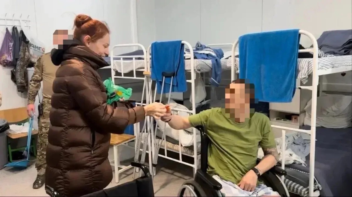 Военнослужащим, находящимся на лечении в военно-полевом госпитале в ЛНР, передали гуманитарную помощь